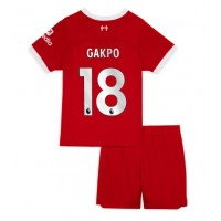 Camisa de Futebol Liverpool Cody Gakpo #18 Equipamento Principal Infantil 2023-24 Manga Curta (+ Calças curtas)